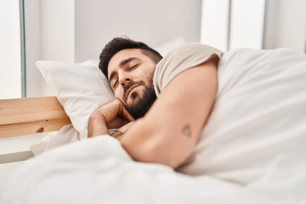 Pessoa dormindo profundamente após exercício físico regular — exercício ajuda a dormir melhor