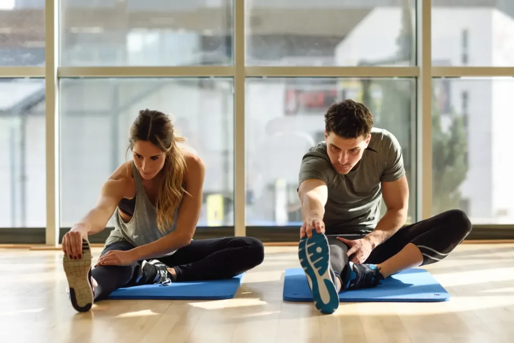 Pessoas praticando exercício físico mostrando quanto exercício por semana é necessário para saúde