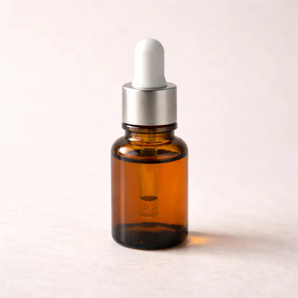 Frasco de vitamina B12 sublingual sobre superfície neutra — energia celular para não acordar cansado
